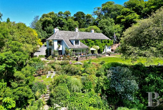 Dans le South Devon, une demeure georgienne perchée au-dessus de la baie de Start, avec crique privée et quelque ...
